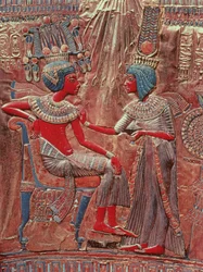 Die Rückseite des Thrones von Tutanchamun, die Königin Anchesenamun zeigt, wie sie die letzten Handgriffe an der Toilette des Königs anlegt, Neues Reich, ca. 1340 v. Chr.